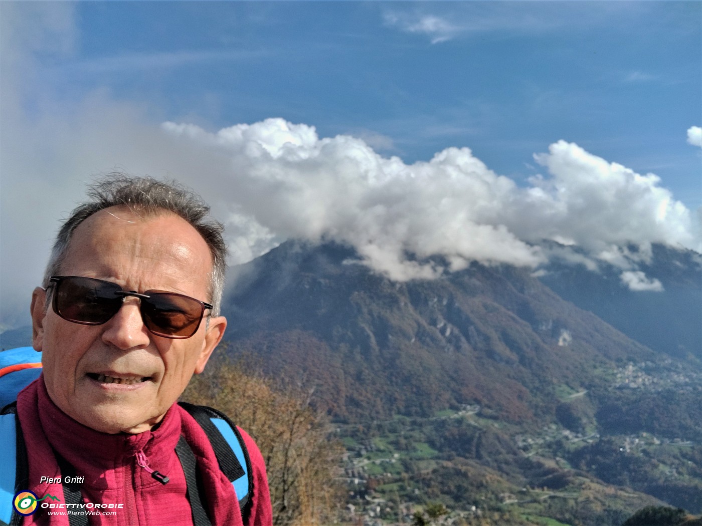 42 Dalla vetta del Monte Gioco selfie verso l'Alben ricoperto da bianche nuvole.jpg